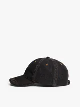 Gorra de béisbol de denim negro con costuras en color ocre y logo bordado en el frente.