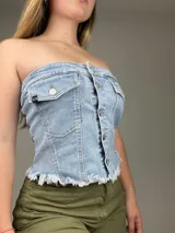 Top strapless de jean celeste con botones plateados al frente y ruedo desflecado.