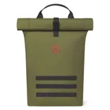 Mochila grande color verde militar, con sistema de cierre enrollable y hebilla de ajuste. Tiene asa de mano superior y tirantes acolchados ajustables. Cuenta con un bolsillo interno acolchado para laptop de 15 pulgadas y sistema MOLLE para fijación de bolsas frontales. Vegana y repelente al agua.