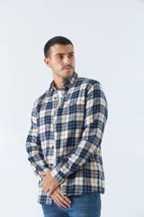 Camisa de viyela roja y azul marino a cuadros, corte slim, con logo bordado, bolsillos con botón y manga larga.