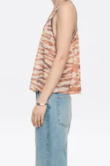 Musculosa estampada con cuello redondo y espalda deportiva.