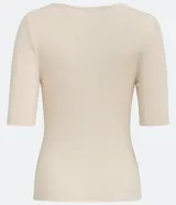 Blusa de punto color durazno, con cuello barco y mangas cortas.