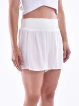 Short blanco de tejido ligero con cintura elastizada.