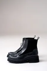 Bota de cuero color marrón, con diseño tipo croc y cierre frontal.