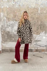 Canguro oversize con capucha, de tela suave con estampado animal print en tonos azul, negro y blanco.