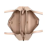 Cartera tote Guess modelo Sora mediana, color beige, con doble asa de hombro, cierre superior con cremallera y dije colgante con el logo de la marca.