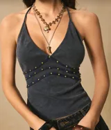 Musculosa de algodón índigo con cuello halter, espalda descubierta y apliques de tachas doradas.