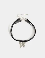 Gargantilla choker con doble cinta rosa y dije de mariposa plateada con strass rosas.