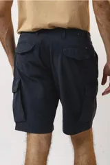 Bermuda color beige con bolsillos laterales tipo cargo, de corte recto.