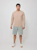 Sweater negro de corte regular con logo Rusty estampado en el pecho.
