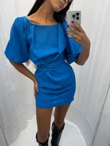 Vestido corto rojo de lino, con escote redondo, mangas globo y lazo ajustable en la cintura.