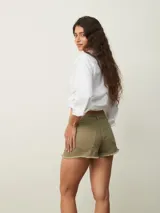 Short de jean de tiro alto, color celeste claro, con terminación desflecada.