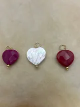 Dije ovalado dorado con la imagen de la Virgen María y la inscripción "O Marie conçue sans péché priez pour nous qui avons recours à vous 1830".