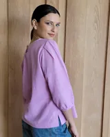 Blusa color rosa con mangas 3/4 y cuello redondo.