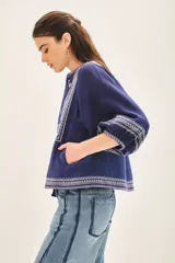 Saco azul marino de algodón con bordados blancos en el frente y mangas 3/4 abullonadas.