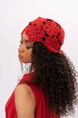 Vestido largo rojo de tejido de punto con rayas verticales texturizadas.