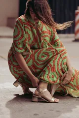 Sandalias de tacón bajo color beige con textura símil piel de serpiente. Tienen una tira delgada sobre los dedos y una pulsera con hebilla al tobillo.