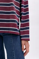 Remera de manga larga estilo rugby, con cuello polo blanco y tapeta de botones. Presenta un patrón de rayas horizontales anchas en color bordó y azul marino, separadas por finas líneas blancas.