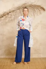 Pantalón azul eléctrico de crepé con pinzas al frente y corte palazzo.