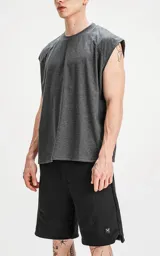 Musculosa gris de corte holgado, con cuello redondo y sisas amplias.