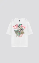 Remera blanca de manga corta con cuello redondo y calce oversize. Estampado frontal con diseño de Mickey y Minnie Mouse sobre un dragón chino, con un recipiente de comida china para llevar y la frase 'Take Away'.