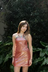 Vestido corto turquesa con escote halter y espalda descubierta. El cuello es alto y las tiras se atan en la nuca.