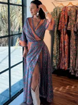 Kimono largo con estampado floral en tonos turquesa y naranja, con corte cruzado y mangas 3/4.