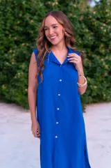 Camisola azul sin mangas con cuello camisero y abotonadura frontal.