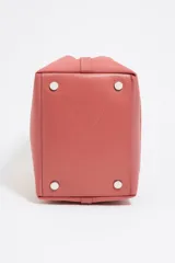 Bolso tote pequeño marca Bimba y Lola, modelo Chihuahua, color marrón. Confeccionado en nylon con estructura blanda, doble asa de mano y asa de tejido, piezas de piel, cierre con botón de presión, logo grabado, acabados metálicos, bolsillo interior e interior con placa metálica logotipada.