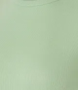 Blusa color beige de viscosa con elastano, de manga corta, cuello redondo, textura acanalada y bajo ondulado.