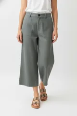 Pantalón capri verde oliva de viscosa, corte ancho y tiro alto, con bolsillos laterales.