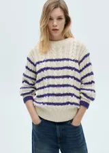Sweater de punto grueso color crudo con rayas horizontales color violeta.