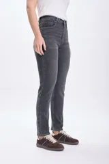Pantalón de jean de corte recto color gris oscuro.