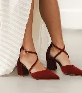 Zapato de gamuza azul marino con escote en V, tiras cruzadas diagonales y taco cuadrado de 8cm.