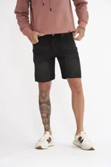 Bermuda de jean negra con terminaciones desflecadas.