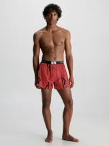 Bóxer rojo de algodón con estampado del logo de Calvin Klein en negro. Cintura elástica negra con logo de la marca en blanco.