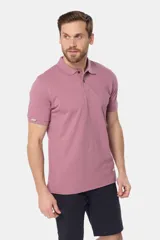 Remera polo azul de piqué liso, con cuello de rib y botones personalizados.