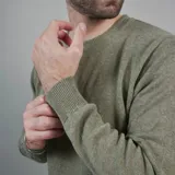 Sweater azul marino de hilo, cuello redondo y mangas largas.