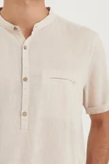 Camisa de manga corta color amarillo, con cuello mao y botones de coco.