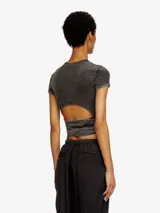 Top ajustado de manga corta, color negro con efecto lavado o acid wash, y un pequeño logo bordado en el pecho. Incluye una banda larga de tela que se anuda alrededor de la cintura a modo de fajín o cinturón.