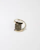 Anillo de plata 925 con dublé de oro y detalles de zirconias blancas, diseño moderno y elegante.