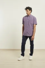 Camisa sport escocesa de manga corta con cuello button-down.
