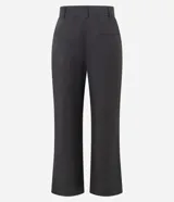 Pantalón de vestir color ocre, de corte recto, con cintura alta, bolsillos laterales y pinzas delanteras.