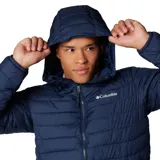 Campera puffer negra con capucha, cierre frontal completo, bolsillos laterales con cierre y logo de Columbia bordado en blanco en el pecho.