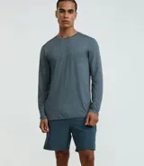 Bermuda deportiva color verde oliva, confeccionada en tejido tecnológico con toque leve y elástico. Cuenta con cintura elástica, cordón interno, bolsillos laterales y estampado reflectivo lateral.