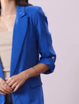Blazer rojo de crepe marca Tahari, con cuello con solapa, abertura central, bolsillos delanteros y forro interno. Mangas 3/4 regulables con presilla y botón.