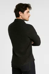 Sweater gris con cuello camisero, cierre de botones y bolsillo en el pecho.