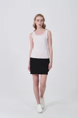 Musculosa negra, ajustada al cuerpo, con escote redondo y sin mangas.