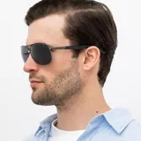 Lentes de sol INVU modelo B1606A, con montura metálica color gris plomo y lentes polarizadas color azul.