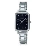 Reloj Casio con caja rectangular de acero plateado y esfera negra con indicadores de hora lineales.